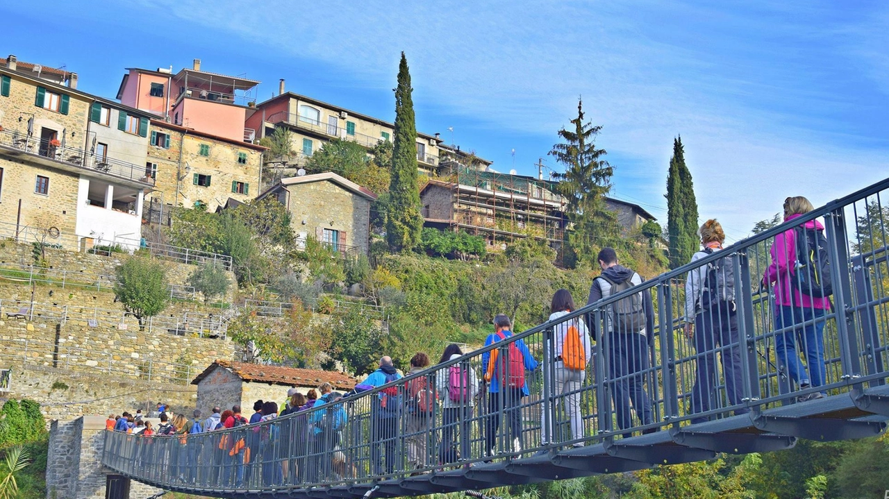 La Mangiawalking è una camminata ad anello di 16 km che percorre antichi sentieri tra boschi, castagneti, uliveti e attraversa tanti piccoli borghi medievali La Mangiawalking è una camminata ad anello di 16 km che percorre antichi sentieri tra boschi, castagneti, uliveti e attraversa tanti piccoli borghi medievali