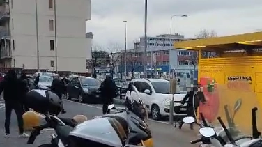 Un'immagine del parapiglia davanti al supermercato Esselunga in via di Novoli Un'immagine del parapiglia davanti al supermercato Esselunga in via di Novoli
