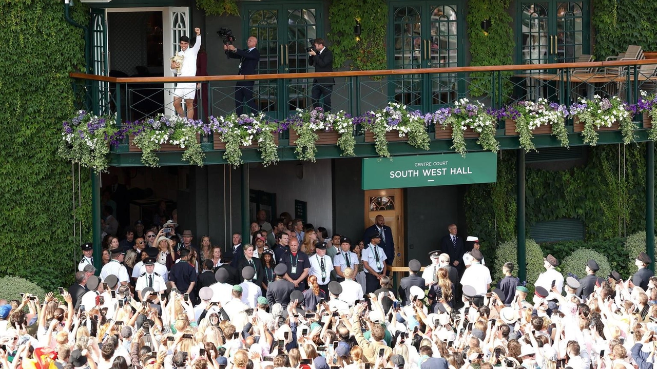 Sky acquisisce i diritti esclusivi di Wimbledon e Eurolega fino al 2030, arricchendo l'offerta sportiva con eventi di alto livello. Sky acquisisce i diritti esclusivi di Wimbledon e Eurolega fino al 2030, arricchendo l'offerta sportiva con eventi di alto livello.