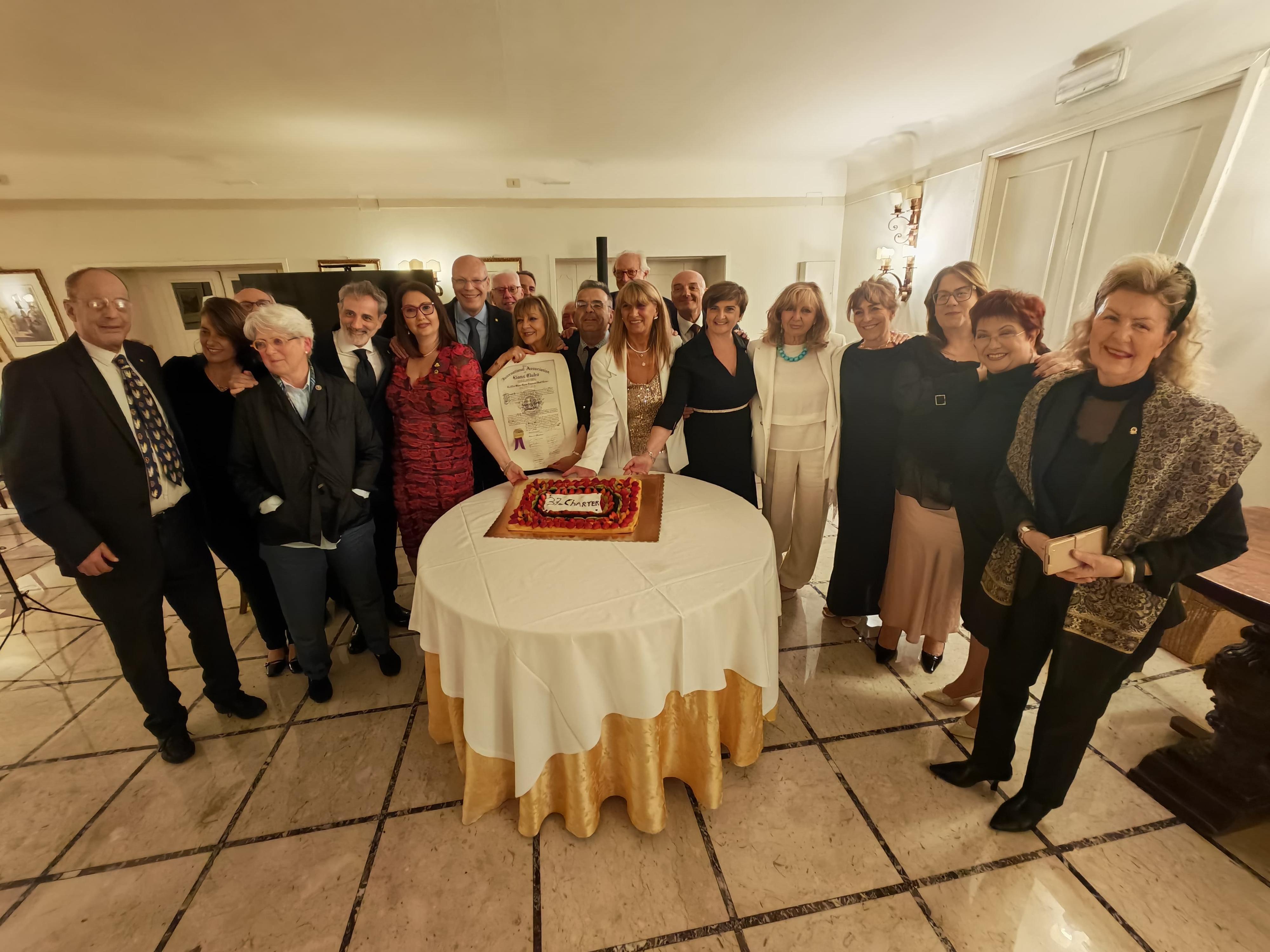 https://www.lanazione.it/image-service/view/acePublic/alias/contentid/N2JkMjhiODEtY2Y4OC00/0/il-momento-del-taglio-della-torta-alla-37-charter-night-del-lions-firenze-giotto.jpeg