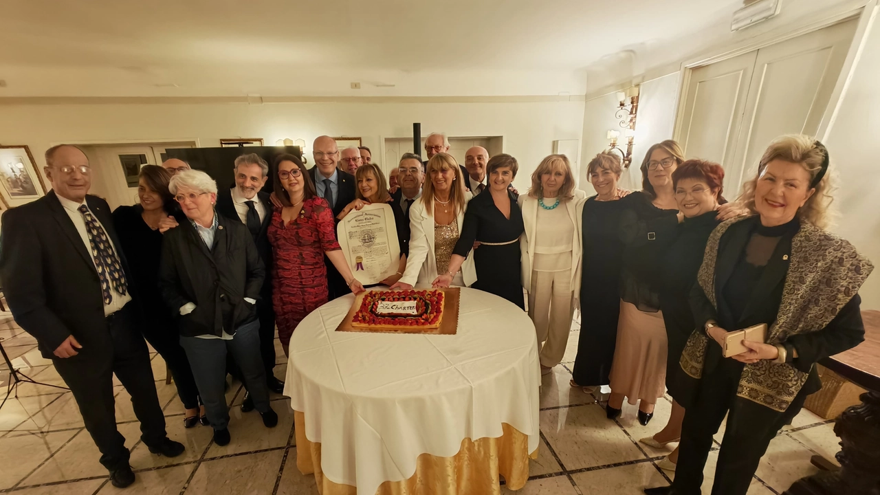 Il momento del taglio della torta alla 37° charter night del Lions Firenze Giotto Il momento del taglio della torta alla 37° charter night del Lions Firenze Giotto