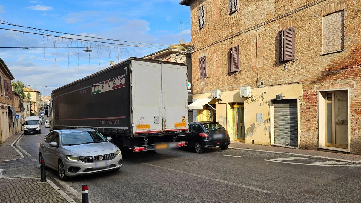 Il parcheggio ‘selvaggio’ sui marciapiedi e il transito di mezzi pesanti, nonché il traffico legato all’ospedale di Nottola, penalizzano Acquaviva