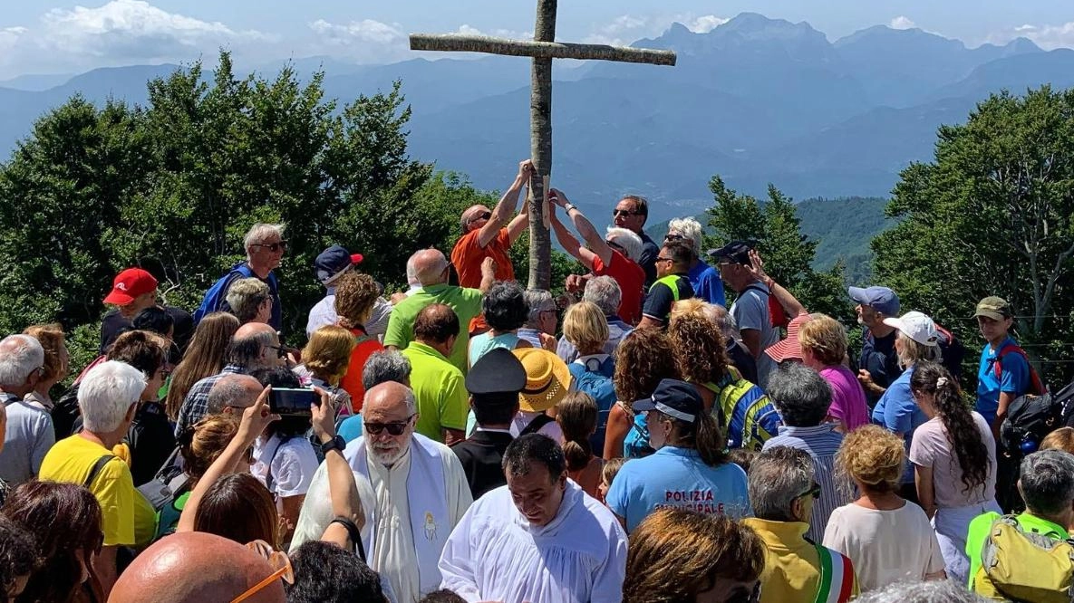 A Castiglione di Garfagnana si è svolto il tradizionale cambio della Croce a San Pellegrino in Alpe, evento che celebra la tradizione e la fede delle comunità toscane ed emiliane. Presenti autorità civili, religiose e militari, con visite guidate al Museo Etnografico e proiezione di un film sull'emigrazione. A Castiglione di Garfagnana si è svolto il tradizionale cambio della Croce a San Pellegrino in Alpe, evento che celebra la tradizione e la fede delle comunità toscane ed emiliane. Presenti autorità civili, religiose e militari, con visite guidate al Museo Etnografico e proiezione di un film sull'emigrazione.