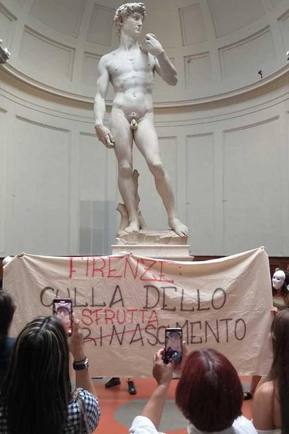 Accademia, flash mob dei lavoratori: "Firenze? Culla dello sfruttamento" Accademia, flash mob dei lavoratori: "Firenze? Culla dello sfruttamento"