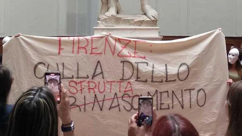 I volti mascherati durante la protesta di ieri alla Galleria dell’Accademia I volti mascherati durante la protesta di ieri alla Galleria dell’Accademia
