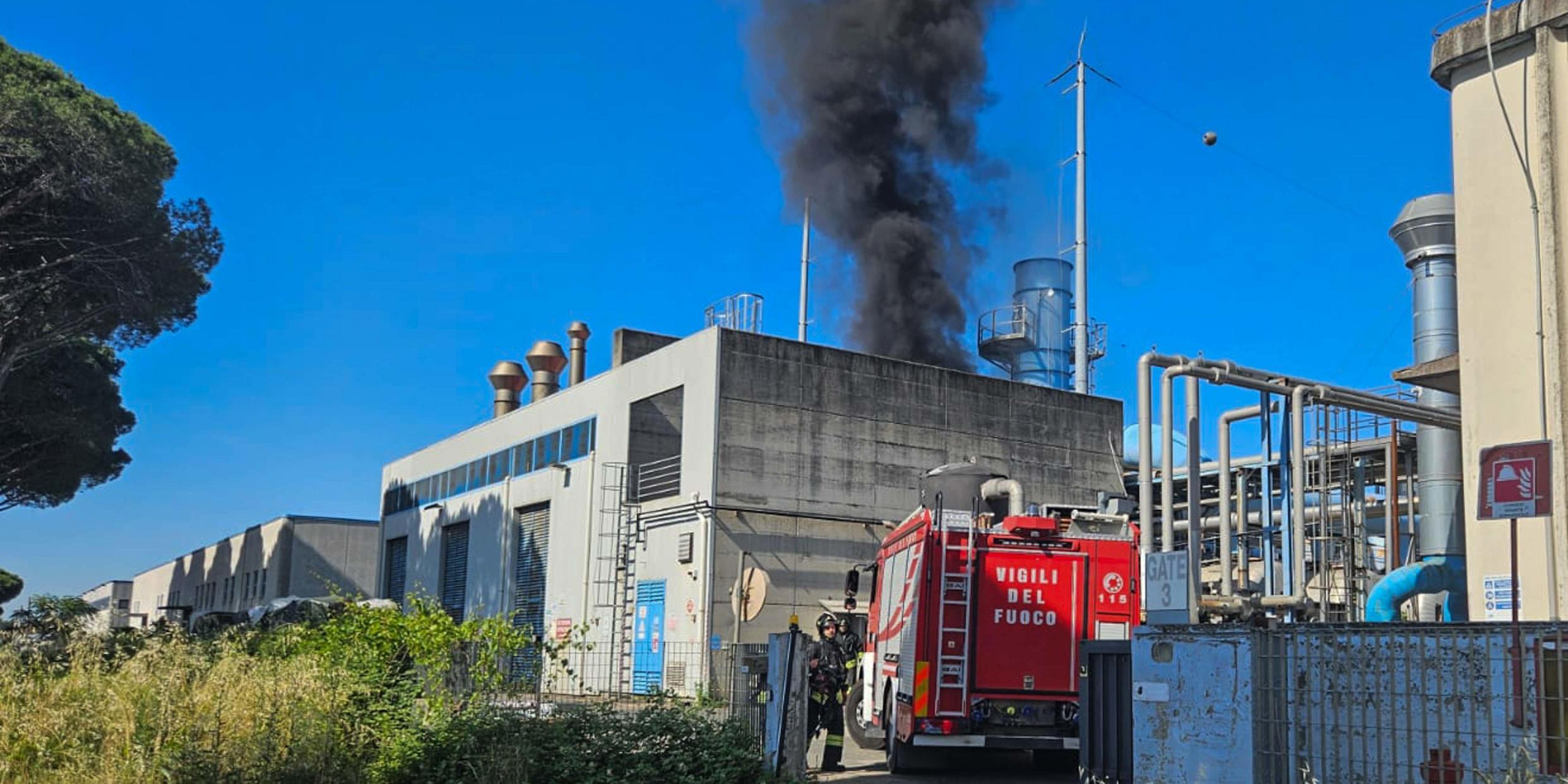 fiamme e fumo nero alla vibac