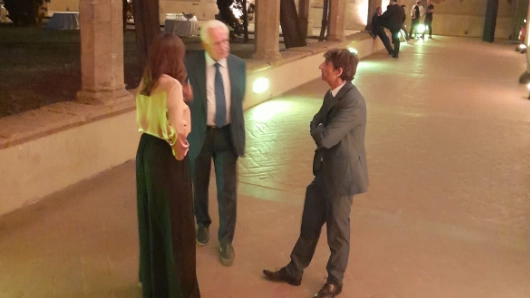 L'onorevole Donzelli, la sindaca di Firenze Funaro e il presidente della Regione Giani conversano nel chiostro di Santa Maria Novella a Firenze