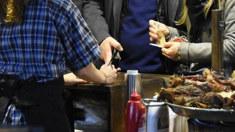 I banchi del Mercato Internazionale rimarranno aperti dalla mattina alle 9 fino alle 2 di notte: nel percorso sono attese oltre trecentomila presenze I banchi del Mercato Internazionale rimarranno aperti dalla mattina alle 9 fino alle 2 di notte: nel percorso sono attese oltre trecentomila presenze