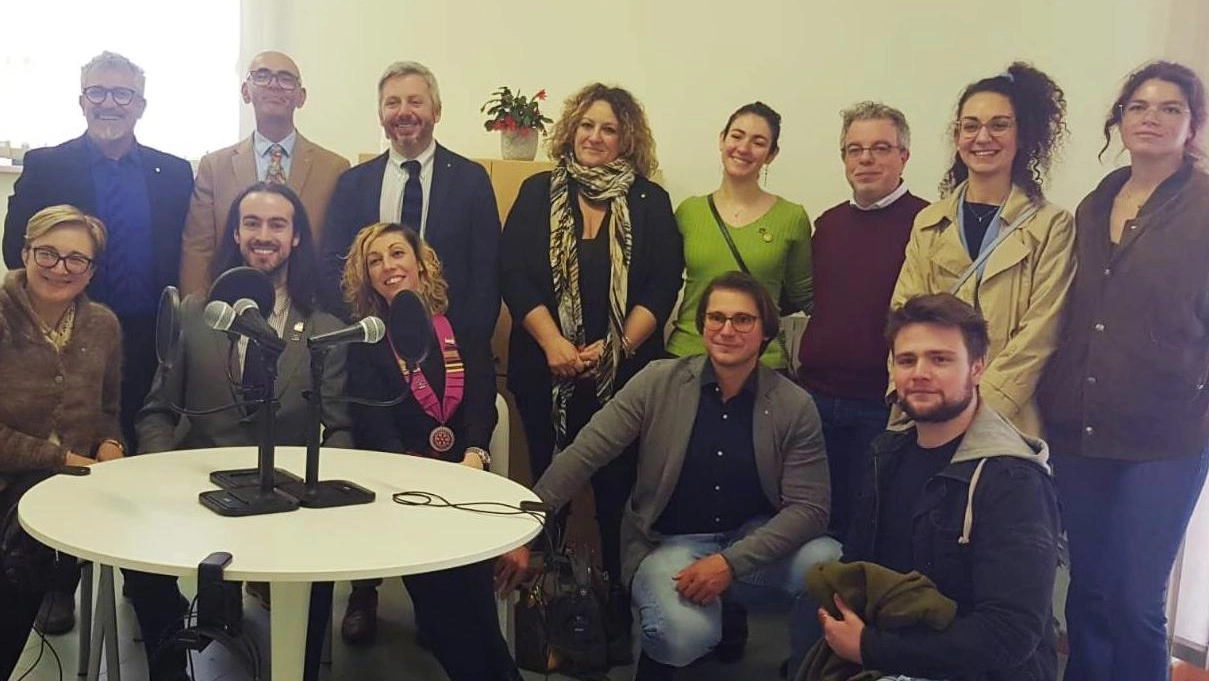 I Licei Poliziani di Montepulciano inaugurano la Sala Broadcast per la creazione di una web radio, grazie alla donazione del Rotaract Club e del Rotary Club. La strumentazione all'avanguardia permetterà agli studenti di realizzare contenuti multimediali.