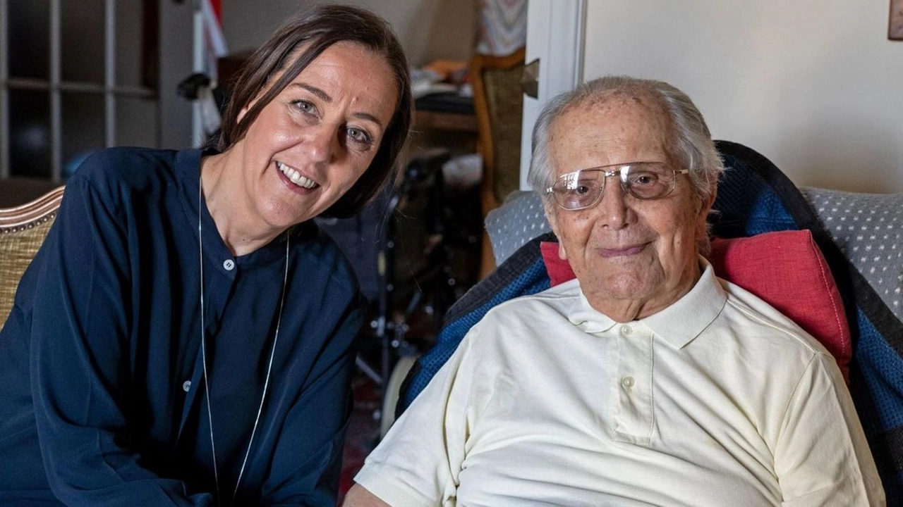 Funaro, il primo giorno da sindaca: abbraccio a Vittorio, 102 anni. “Eike? Lo aspetto in aula”