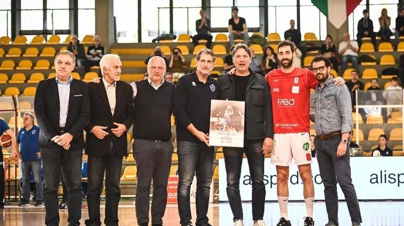 Momento emozionante nel prepartita con Boni e Niccolai protagonisti