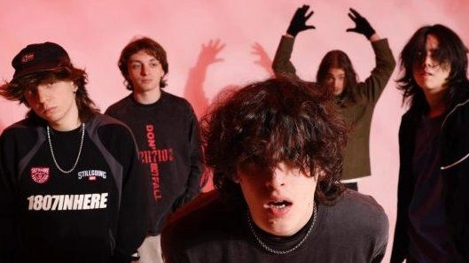 La band aprirà la serata di concerti del 15 giugno che vedrà esibirsi i Green Day ma anche i «vicini di casa» Puncake. I Revue hanno vinto il contesta College Clash