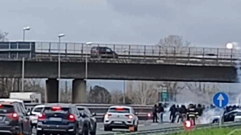 I violenti scontri di ieri pomeriggio che hanno seminato il panico sull’autostrada A12 fra i tifosi del Perugia e della Lucchese entrambi diretti in Liguria I violenti scontri di ieri pomeriggio che hanno seminato il panico sull’autostrada A12 fra i tifosi del Perugia e della Lucchese entrambi diretti in Liguria