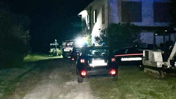 Travolto dal trattore. Morto a 16 anni, il corpo scoperto dal padre e i dubbi sulla dinamica