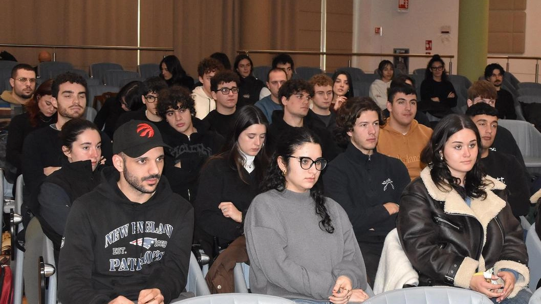 Alcuni dei 41 studenti che ieri hanno iniziato il percorso «sul campo» per ottenere i crediti che servono per la tesi Alcuni dei 41 studenti che ieri hanno iniziato il percorso «sul campo» per ottenere i crediti che servono per la tesi