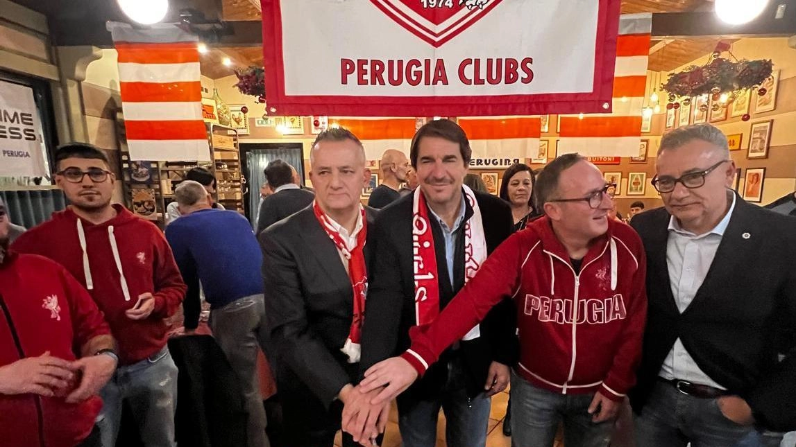 Quasi quattrocento tifosi hanno partecipato alla cena del Natale Biancorosso, celebrando la passione per il Perugia. Quasi quattrocento tifosi hanno partecipato alla cena del Natale Biancorosso, celebrando la passione per il Perugia.