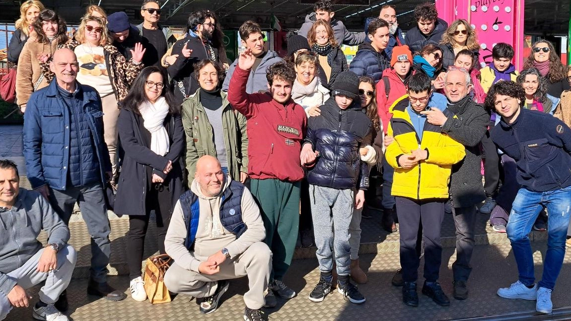 I ragazzi con i loro accompagnatori durante la mattinata al luna park I ragazzi con i loro accompagnatori durante la mattinata al luna park