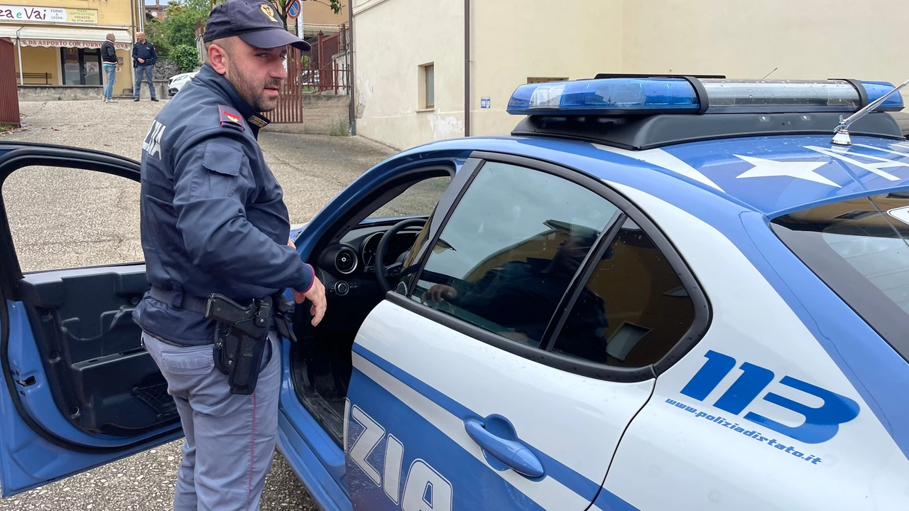 L'intervento immediato degli agenti della Mobile ha permesso di fermare l’uomo (Foto di repertorio Pianetafoto) L'intervento immediato degli agenti della Mobile ha permesso di fermare l’uomo (Foto di repertorio Pianetafoto)