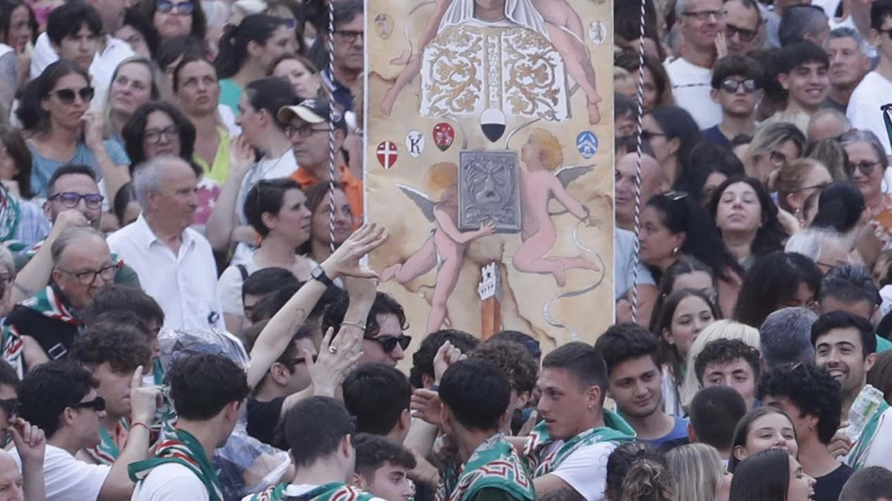 Gli ocaioli con il Palio all’estrazione Gli ocaioli con il Palio all’estrazione