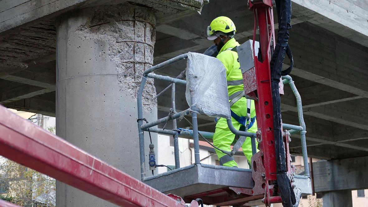 Il cantiere per il viadotto di Maresca riapre dopo sei anni di chiusura. Lavori di messa in sicurezza affidati alla Nordica Costruzioni. Durata prevista: 4-6 mesi, influenzata dalle condizioni meteo. Il cantiere per il viadotto di Maresca riapre dopo sei anni di chiusura. Lavori di messa in sicurezza affidati alla Nordica Costruzioni. Durata prevista: 4-6 mesi, influenzata dalle condizioni meteo.