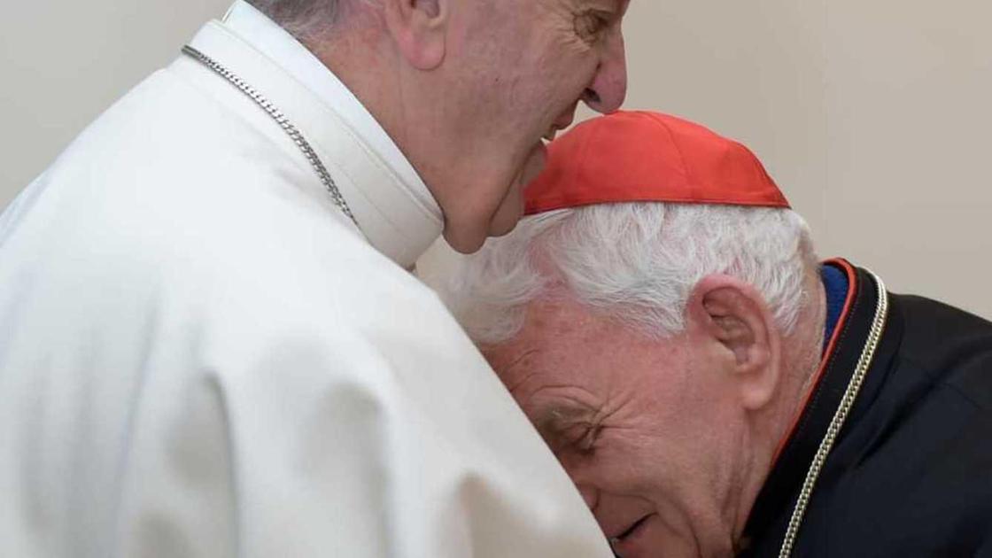 Bergoglio e l’amico Ernest. Il cardinale Simoni ricorda: "Ascoltò la mia storia e pianse"