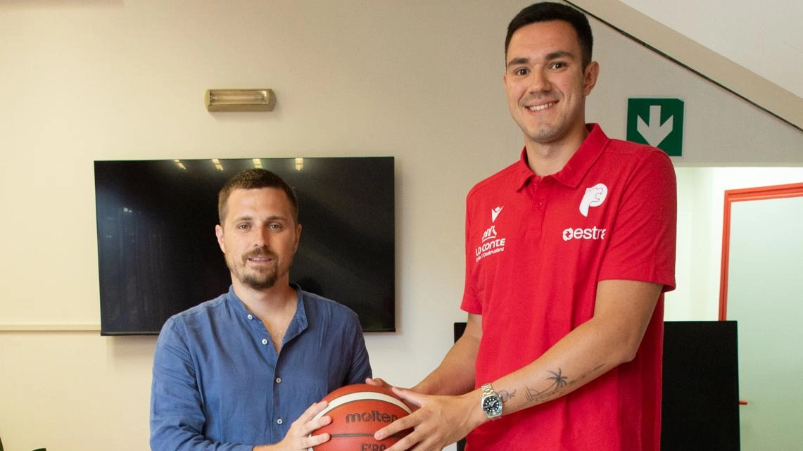 Nicolas Alessandrini insieme a Tommaso Della Rosa (Pistoia Basket 2000) Nicolas Alessandrini insieme a Tommaso Della Rosa (Pistoia Basket 2000)