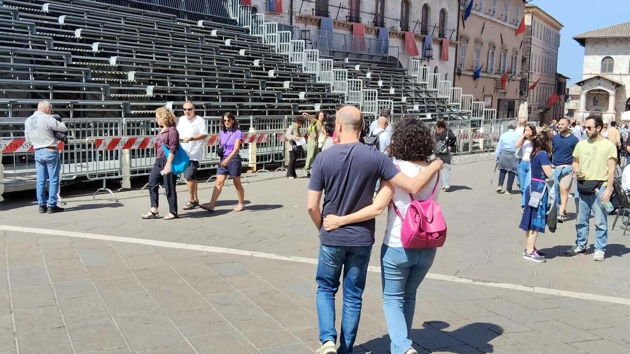 Si prepara l’allestimento della piazza per le sfilate e le gare del Calendimaggio che culmineranno nel prossimo fine settimana Si prepara l’allestimento della piazza per le sfilate e le gare del Calendimaggio che culmineranno nel prossimo fine settimana