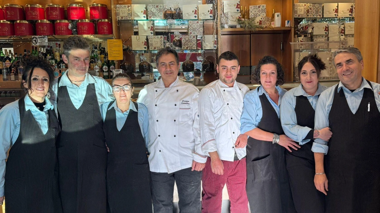 I gestori del bar Gelli in via Firenze insieme a tutti i dipendenti. La pasticceria compie 30 anni ed è diventata punto di riferimento di molti clienti I gestori del bar Gelli in via Firenze insieme a tutti i dipendenti. La pasticceria compie 30 anni ed è diventata punto di riferimento di molti clienti