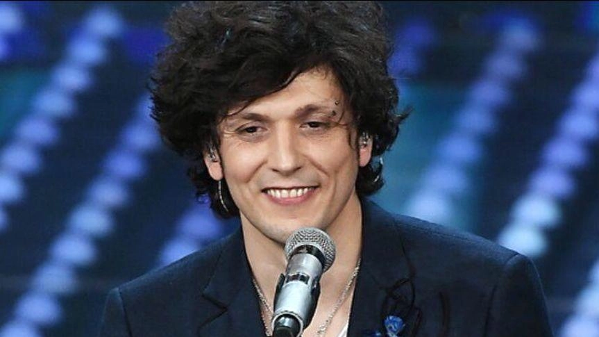 Domani sera due star della musica. ai piedi delle torri di San Gimignano. Ermal Meta (nella foto) ci accompagnerà. con la sua voce potente insieme a. Giusy Ferreri Domani sera due star della musica. ai piedi delle torri di San Gimignano. Ermal Meta (nella foto) ci accompagnerà. con la sua voce potente insieme a. Giusy Ferreri