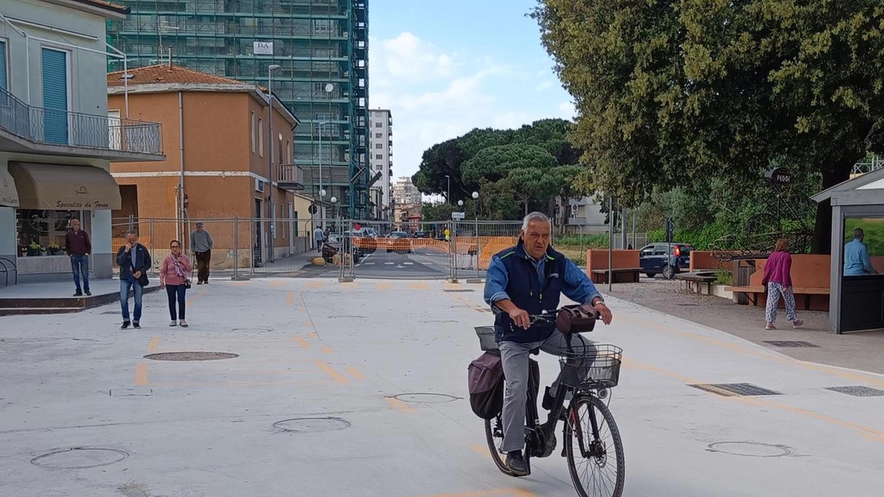 Il cantiere in via Repubblica, nel quartiere di Senzuno, al centro della polemica fra i consiglieri comunali di minoranza e quelli di maggioranza Il cantiere in via Repubblica, nel quartiere di Senzuno, al centro della polemica fra i consiglieri comunali di minoranza e quelli di maggioranza