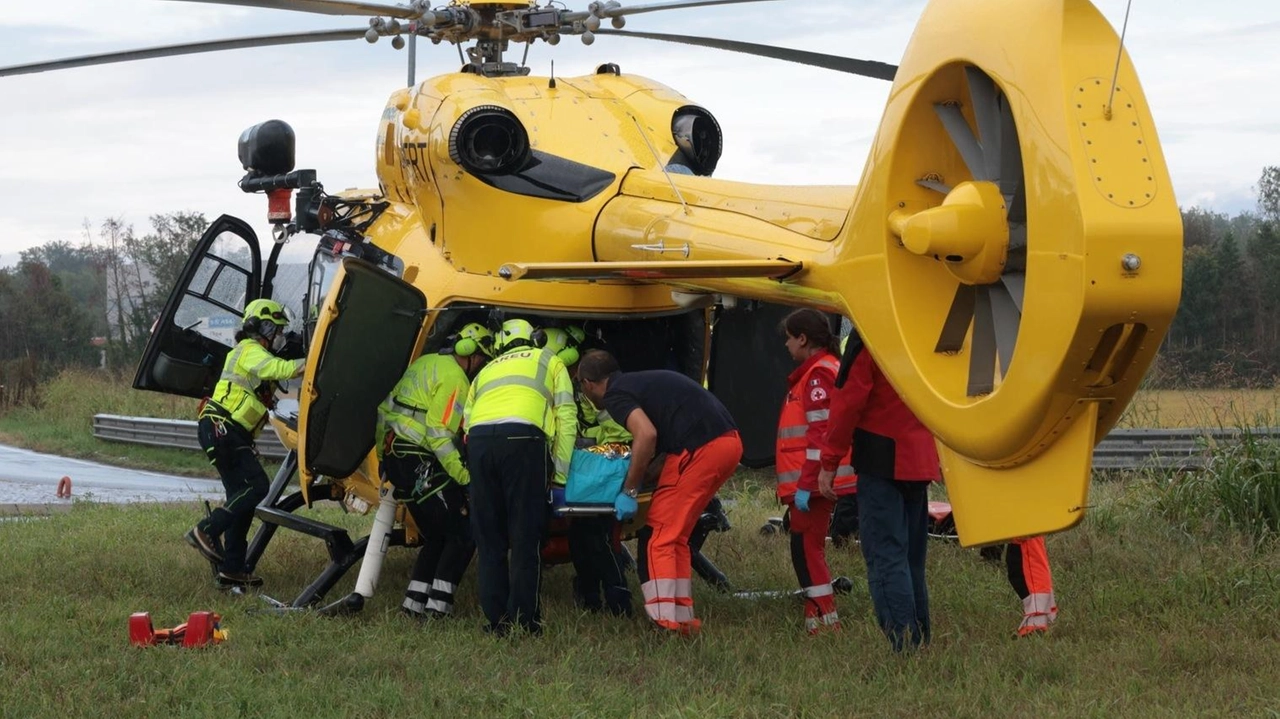Il motociclista ferito è stato trasportato all’ospedale fiorentino di. Careggi con l’elicottero Pegaso atterrato nel vicino campo sportivo della parrocchia Il motociclista ferito è stato trasportato all’ospedale fiorentino di. Careggi con l’elicottero Pegaso atterrato nel vicino campo sportivo della parrocchia