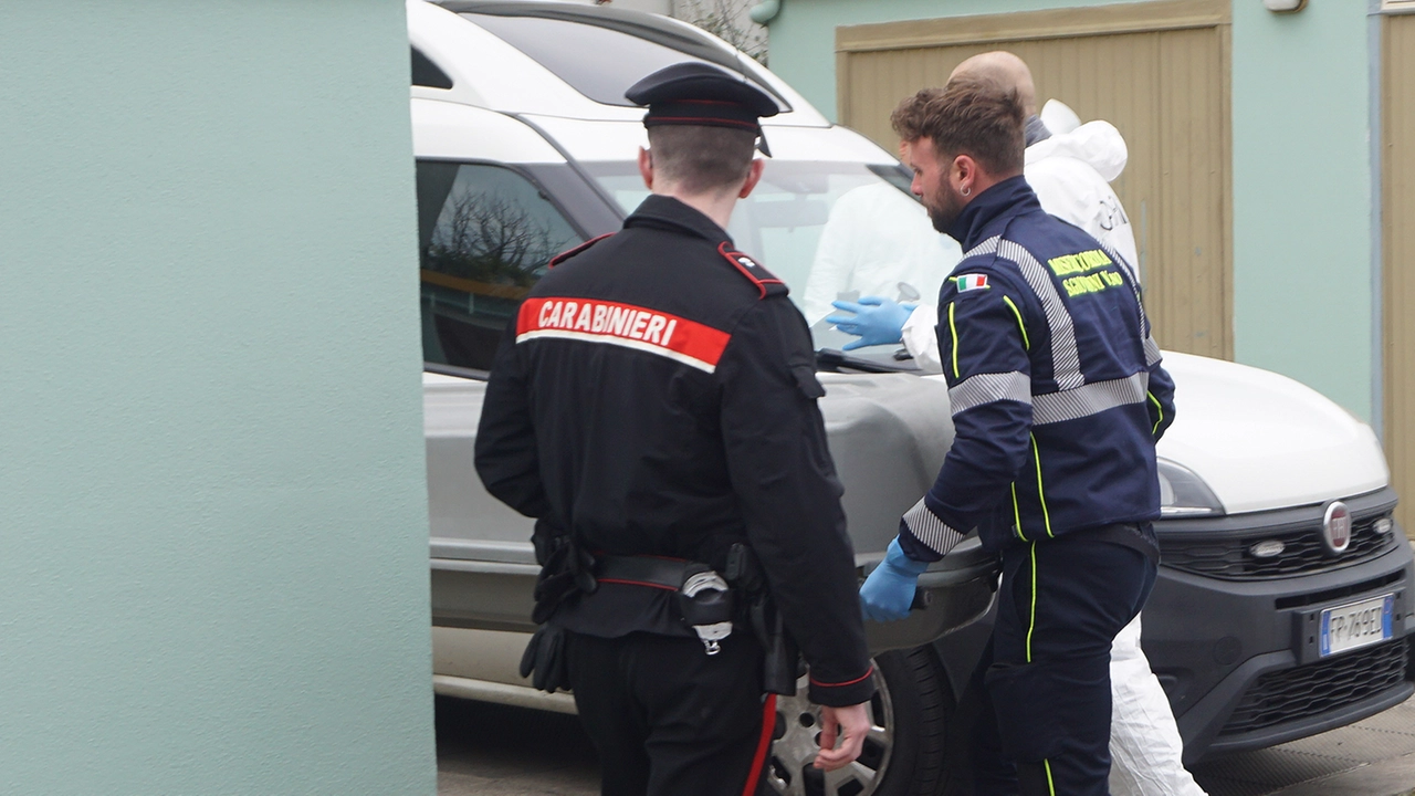 I carabinieri sul luogo dell'omicidio a San Giovanni Valdarno, dove una anziana signora malata è stata uccisa dalla figlia I carabinieri sul luogo dell'omicidio a San Giovanni Valdarno, dove una anziana signora malata è stata uccisa dalla figlia