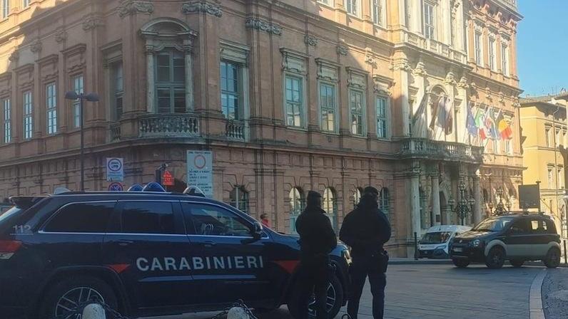 semina il panico in centro minacciati i clienti dei locali