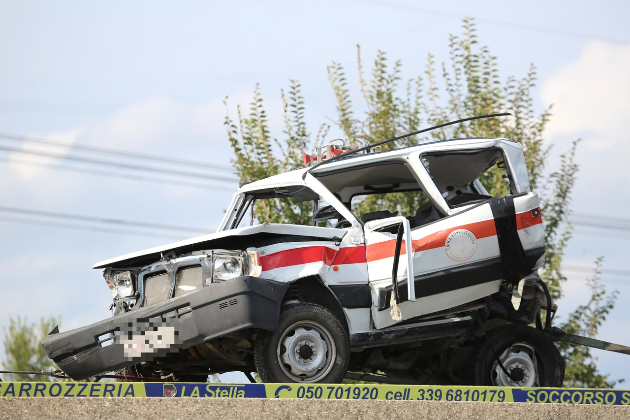 Il mezzo della Croce Rossa coinvolto nell'incidente mortale (Foto Bongianni/Fotocronache Germogli)