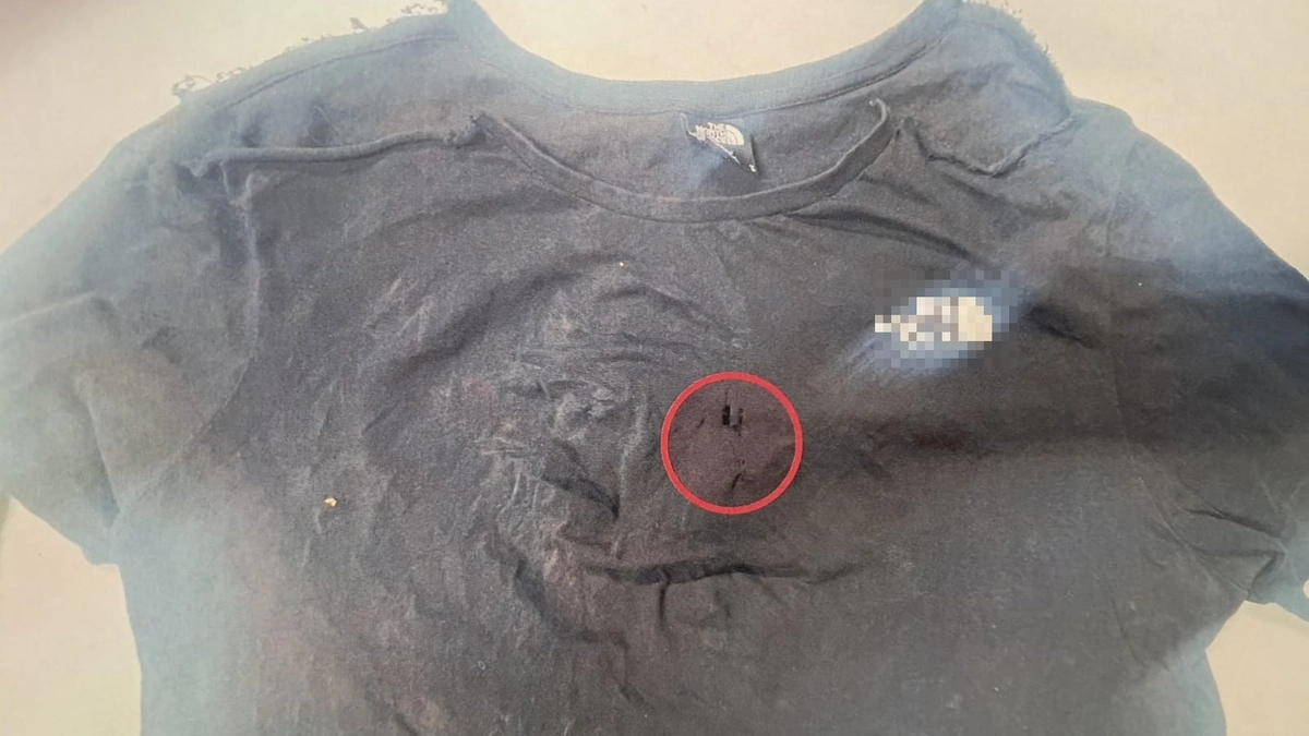 La maglia dell'agente colpita dalla coltellata La maglia dell'agente colpita dalla coltellata