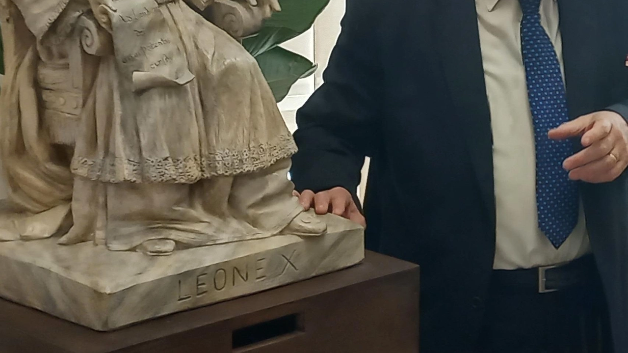 Il direttore della sezione versiliese dell’Istituto storico lucchese Luigi Santini con il bozzetto dell’opera realizzata dallo scultore Gabriele Vicari