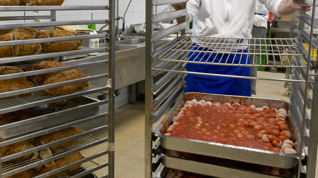 Siaf prepara 14mila pasti al giorno e conta oltre 200 dipendenti (FotoGermogli) Siaf prepara 14mila pasti al giorno e conta oltre 200 dipendenti (FotoGermogli)