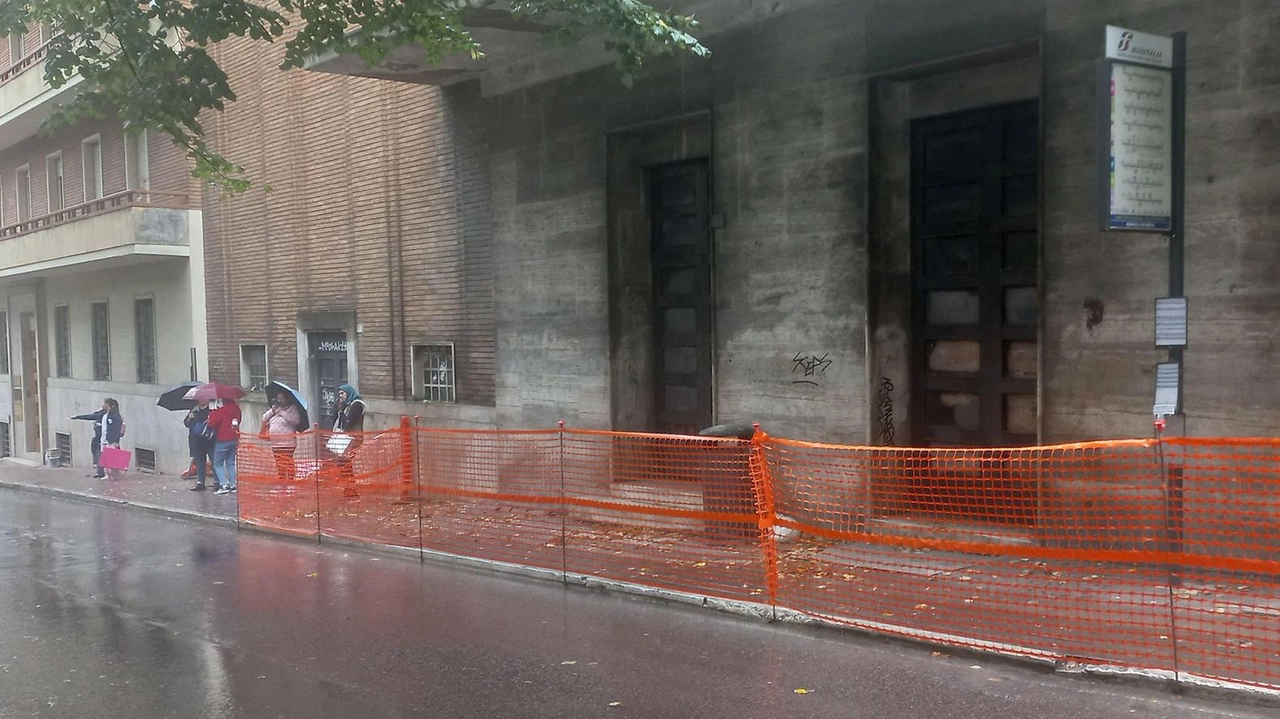 Nastro arancione da cantiere a delimitare una porzione del marciapiedi di via Fiume che costeggia l’ex cinema Lilli, chiuso... Nastro arancione da cantiere a delimitare una porzione del marciapiedi di via Fiume che costeggia l’ex cinema Lilli, chiuso...