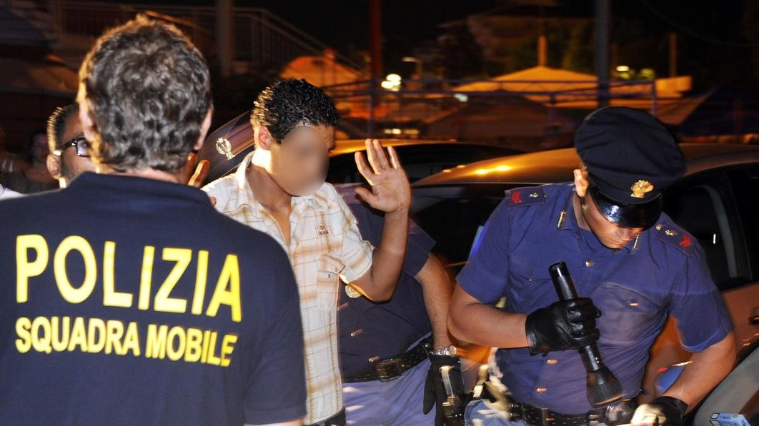 La polizia di Prato ha eseguito i controlli «ad alto impatto» La polizia di Prato ha eseguito i controlli «ad alto impatto»