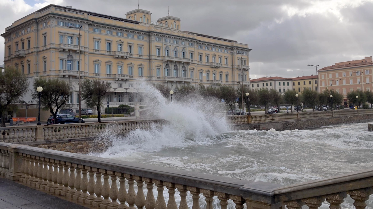 Mareggiata a Livorno (Foto archivio Novi)