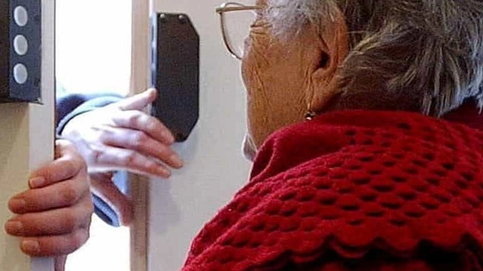 Un aiuto prezioso agli anziani che vivono da soli (. foto di archivio Un aiuto prezioso agli anziani che vivono da soli (. foto di archivio