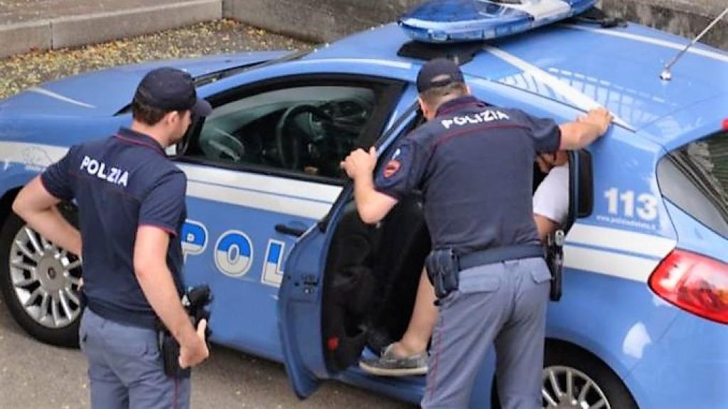 Minacce con un coltello e percosse per una rapina, arrestati due giovani Minacce con un coltello e percosse per una rapina, arrestati due giovani