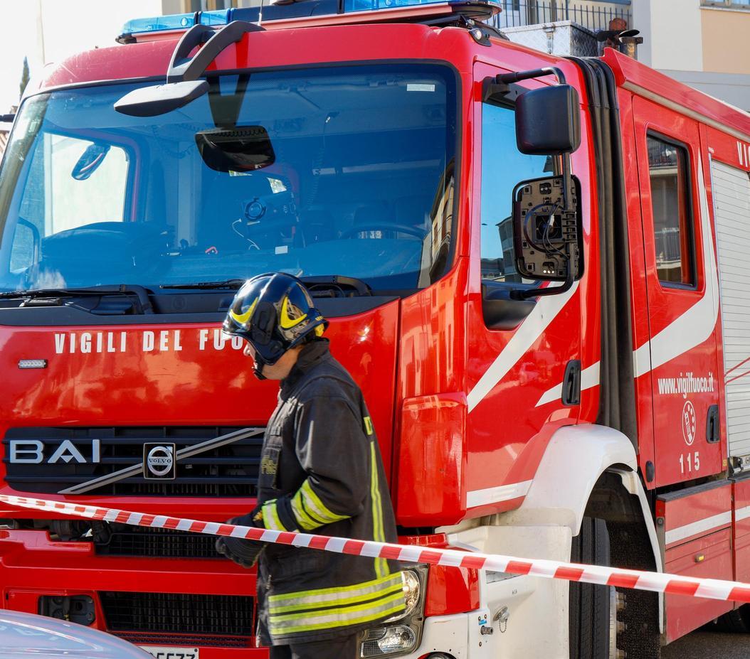Cedono i controsoffitti. Hotel evacuato: è inagibile