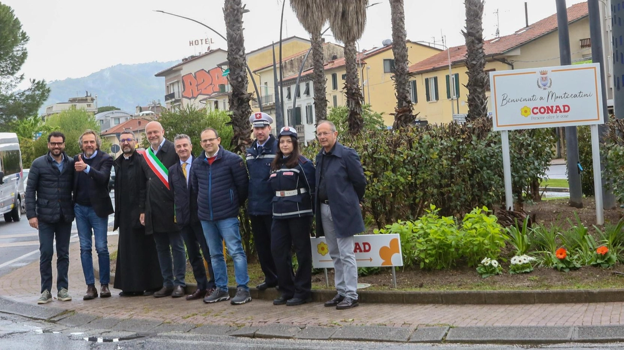 Anche il sindaco Claudio Del Rosso ha presenziato al taglio del nastro dell’area verde nella rotonda di via Pistoiese (Goiorani)