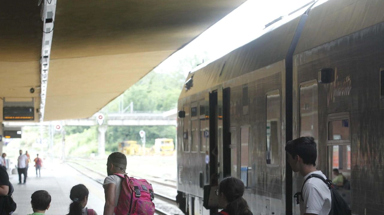 Viaggiatori alla stazione ferroviaria di Siena Viaggiatori alla stazione ferroviaria di Siena