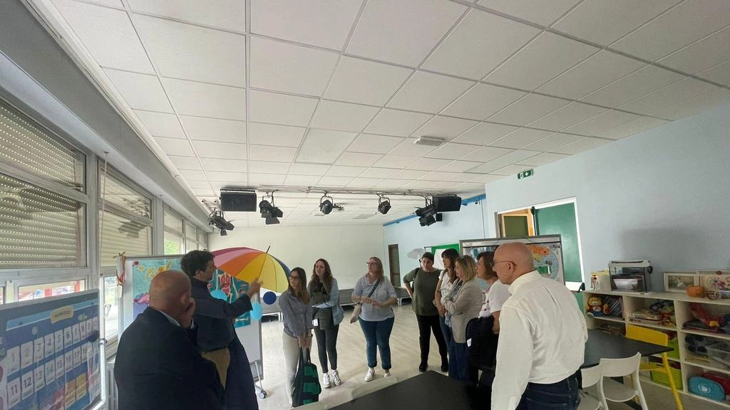 Il sindaco Renzo Macelloni con la delegazione partita da Peccioli per visitare un istituto comprensivo di Modena Il sindaco Renzo Macelloni con la delegazione partita da Peccioli per visitare un istituto comprensivo di Modena
