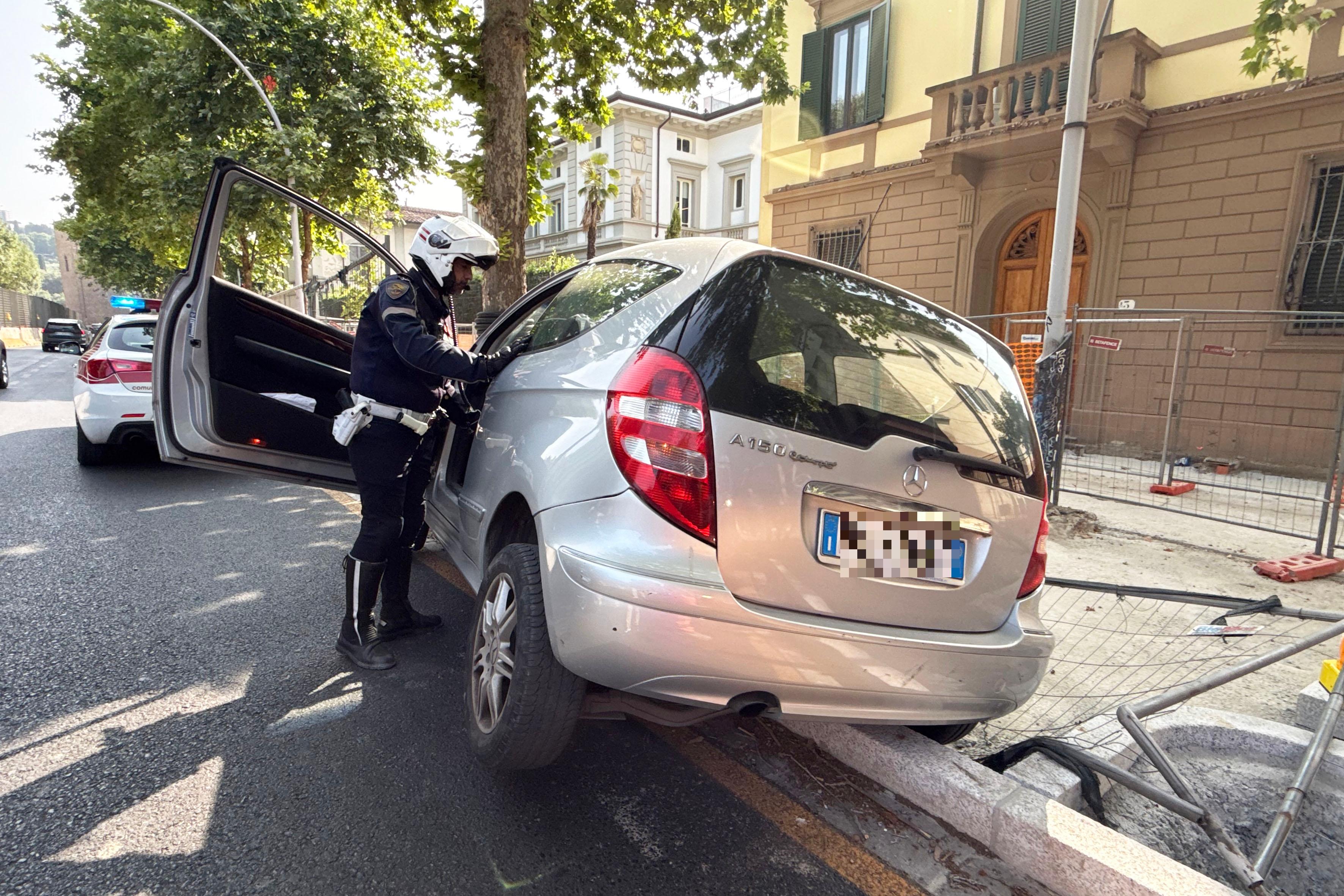 firenze incidente sui viali sfonda la rete e scavalca il cordolo