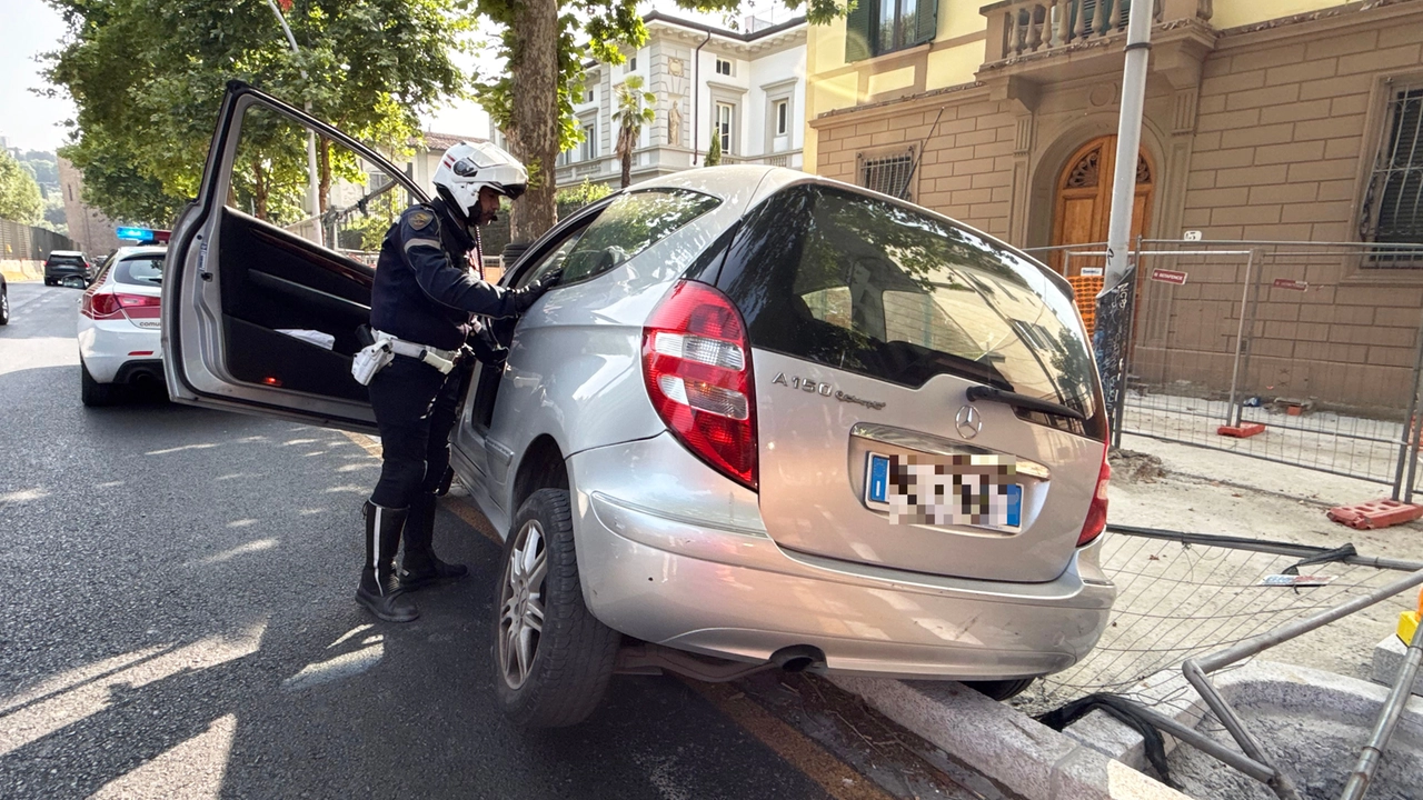 Incidente nel viale Giovine Italia (foto Marco Mori/New Press Photo) Incidente nel viale Giovine Italia (foto Marco Mori/New Press Photo)