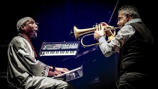 ’Sboccia l’estate’ con la musica. Paolo Fresu e Omar Sosa, viaggio tra i suoni del mondo ’Sboccia l’estate’ con la musica. Paolo Fresu e Omar Sosa, viaggio tra i suoni del mondo
