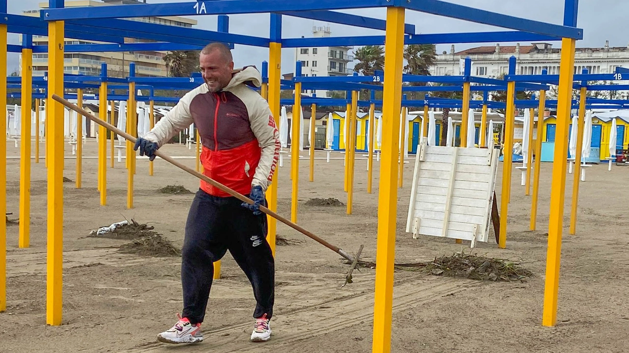 I residenti apuani amano proseguire la stagione balneare anche nei mesi invernali. Spesso la spiaggia è impraticabile per chiusure e transenne Petrangeli